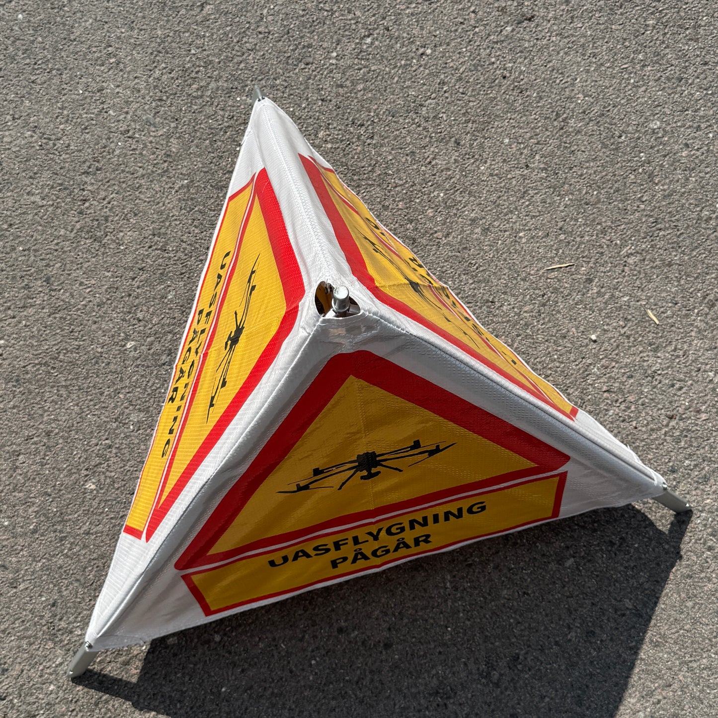 Varningsskylt - UASFLYGNING PÅGÅR