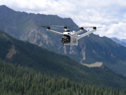 DJI Matrice 5TD i flykt över skog