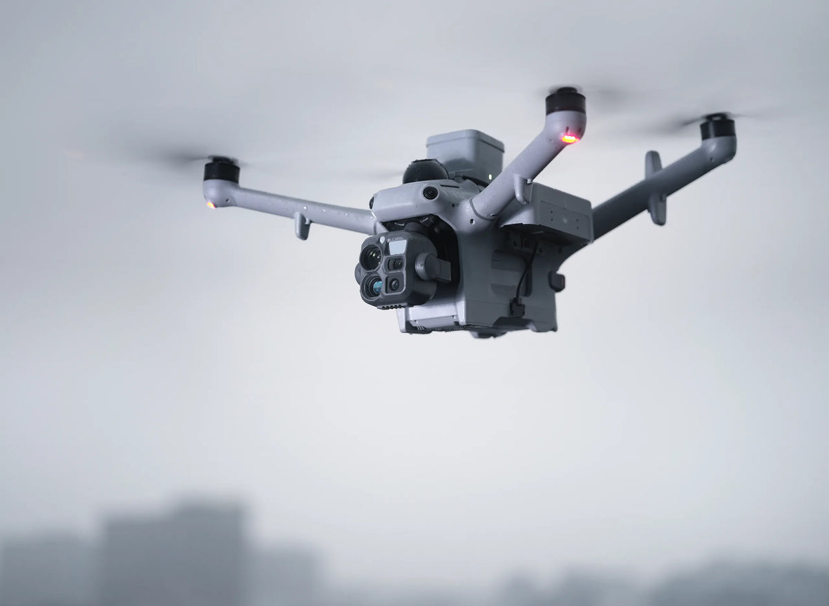 DJI Matrice 5TD nattflygning över stad