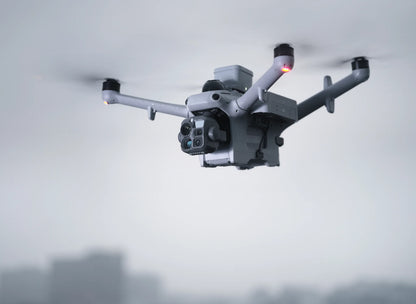 DJI Matrice 5TD nattflygning över stad