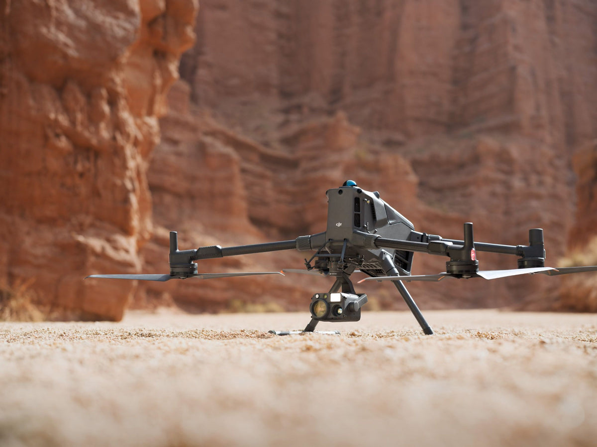 DJI Matrice med Zenmuse H30T på sandmark framför röda klippor