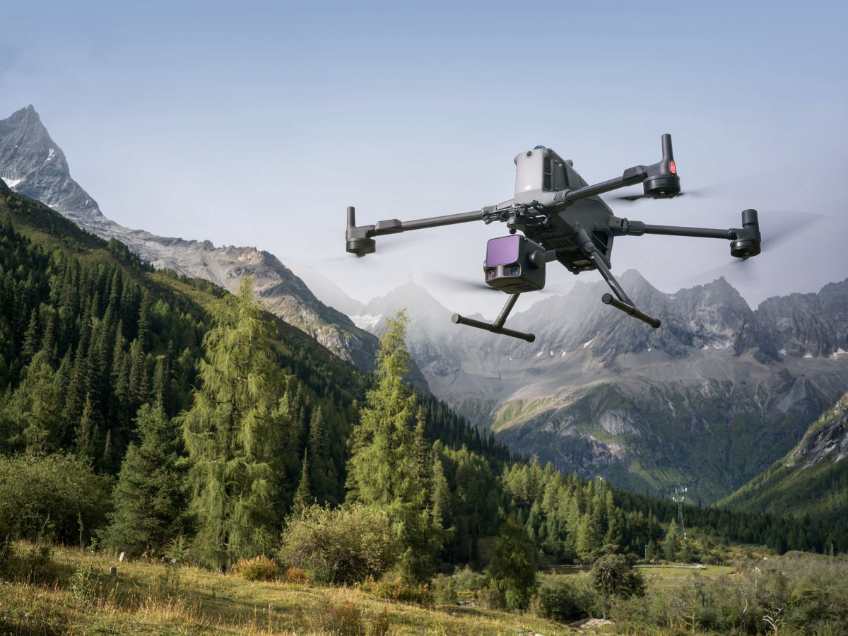 DJI Matrice med Zenmuse L3 flyger över skog och bergsdal