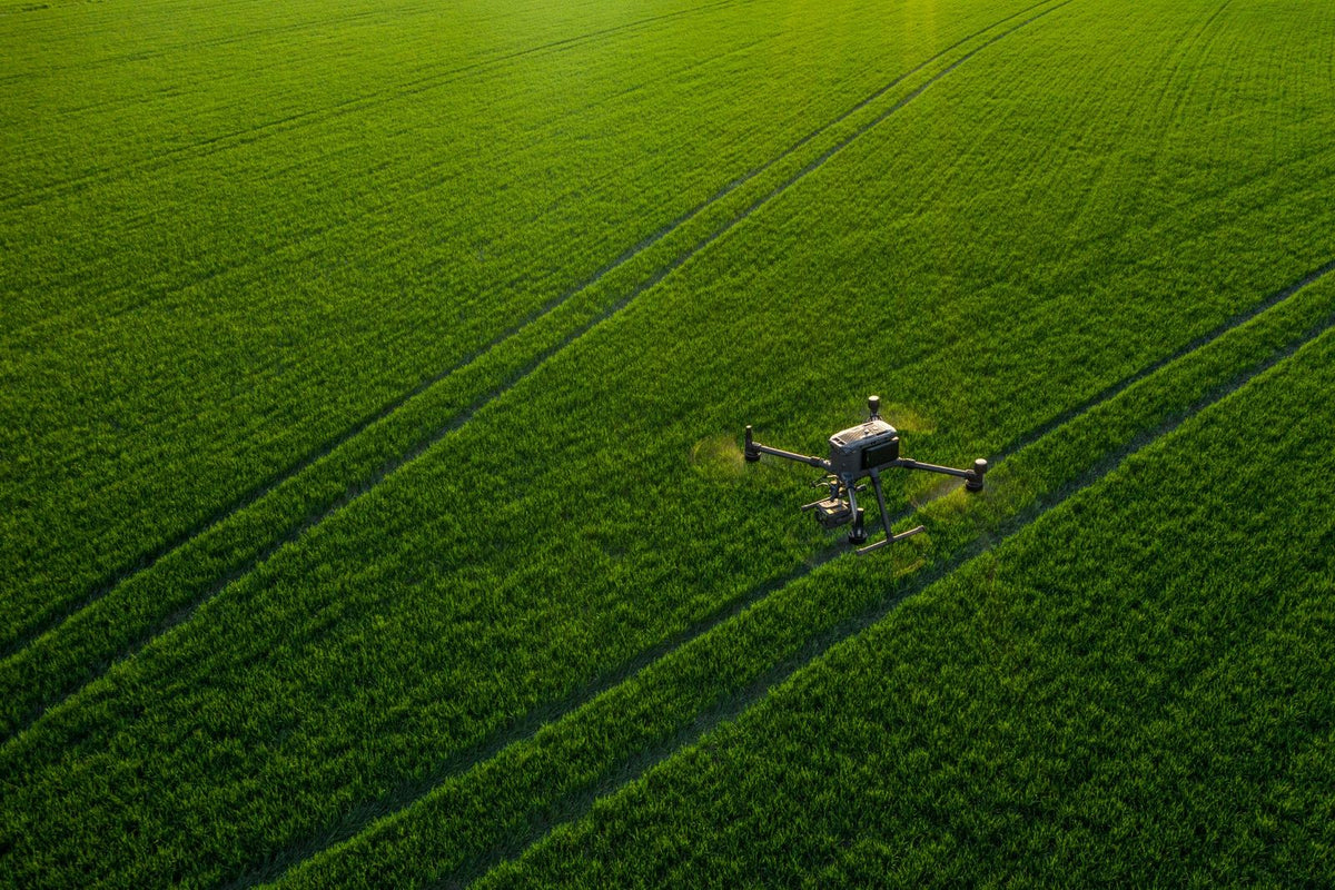DJI Matrice-drönare på ett grönt fält
